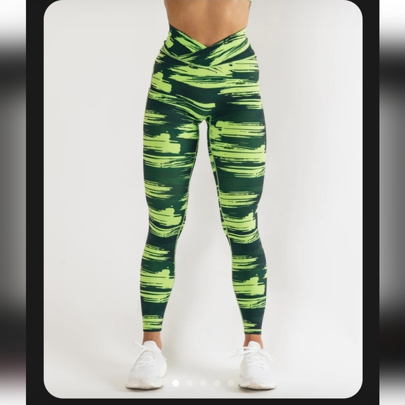 Alphalete Keyhole Set - Picture 4 of 12